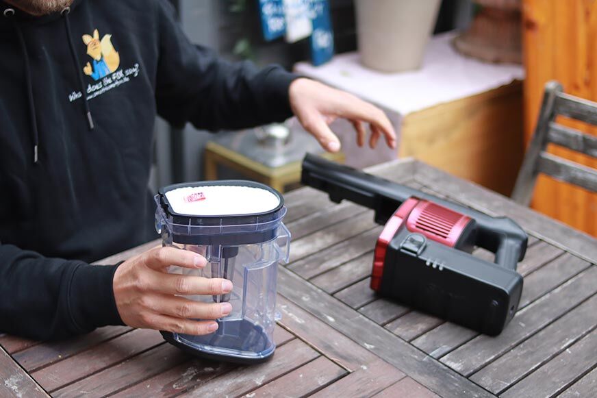 Man sieht den abgenommenen Schmutzbehälter des Shark Anti Hair Wrap Flexology.